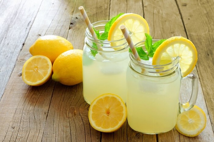 Nước chanh chứa acid citric ngăn ngừa acid uric cao