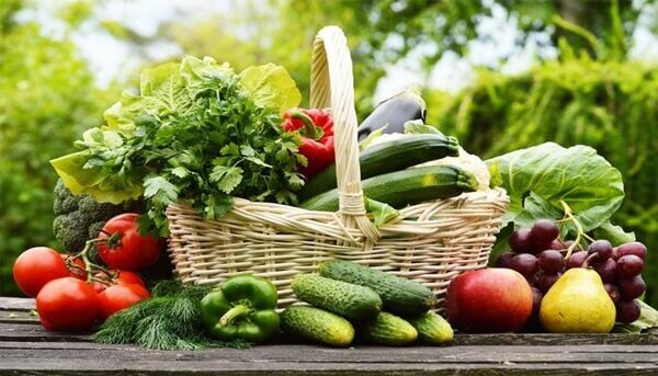 Rau xanh và trái cây chứa nhiều chất xơ vitamin và khoáng chất tốt cho người bị viêm gan B