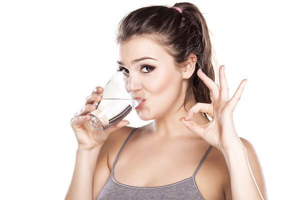 Uống nhiều nước giúp đào thải acid uric ra khỏi cơ thể