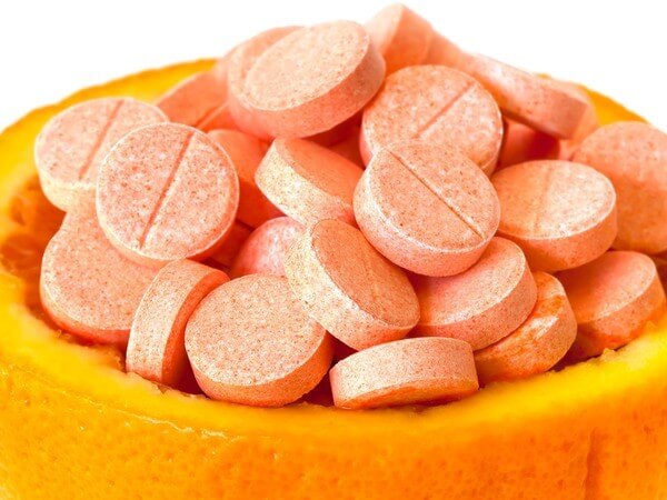 Vitamin C hỗ trợ giảm mụn thâm
